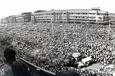 1973_thai_students_uprising_Ratchadamnoen_Avenue